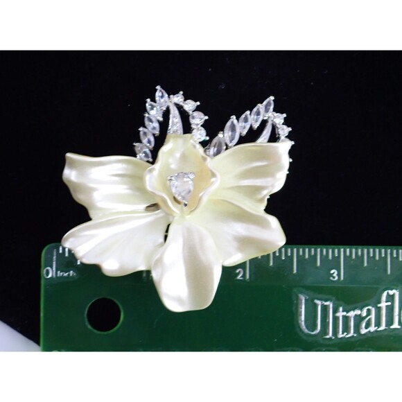 Nolan Miller Signed Ivory Orchid Floral Clear Crystal Rhinestones Brooch Vintage - Picture 10 of 16